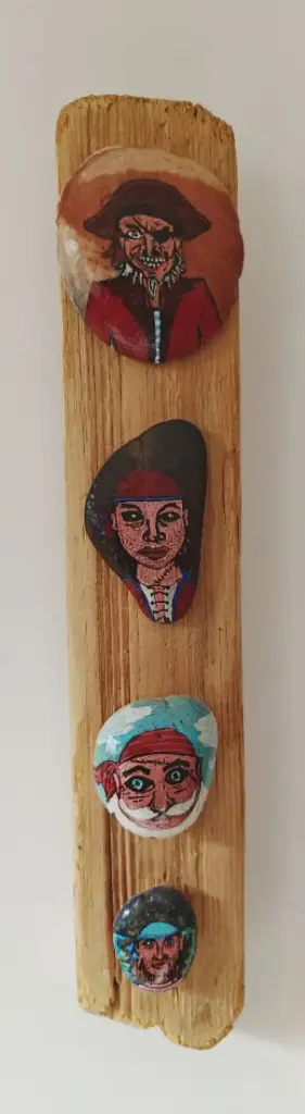 Tête de pirate peinte sur pierre