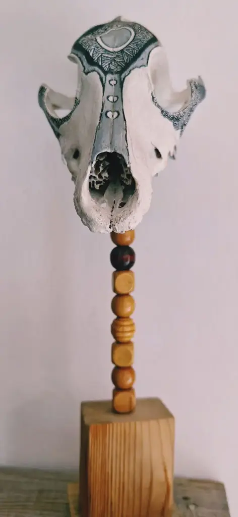 Crâne peint à  la main , socle bois et perles