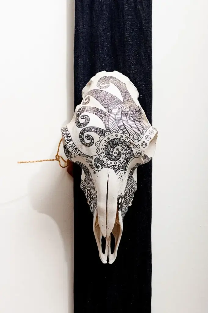 Crâne de chèvre peint à la main