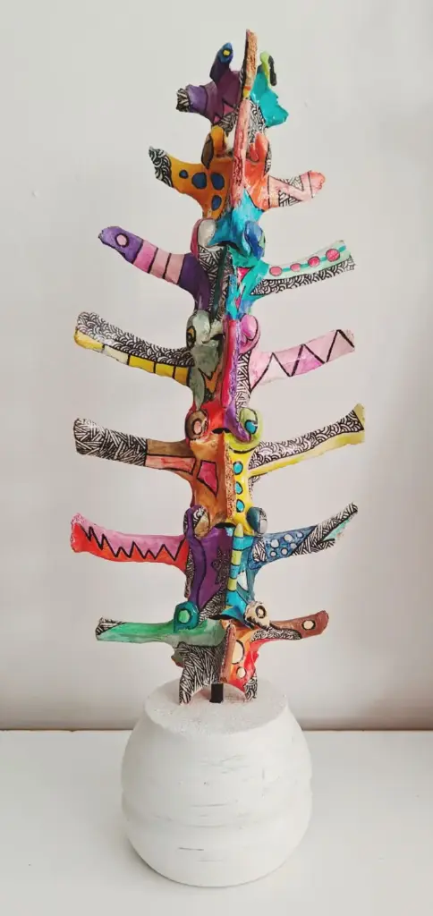 Totem,vertèbres de chèvre peinte à la main